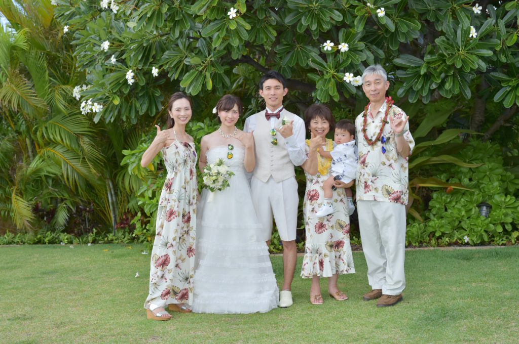 ハワイの結婚式で両親や親族の服装は？靴やサンダルの悩みも解決☆