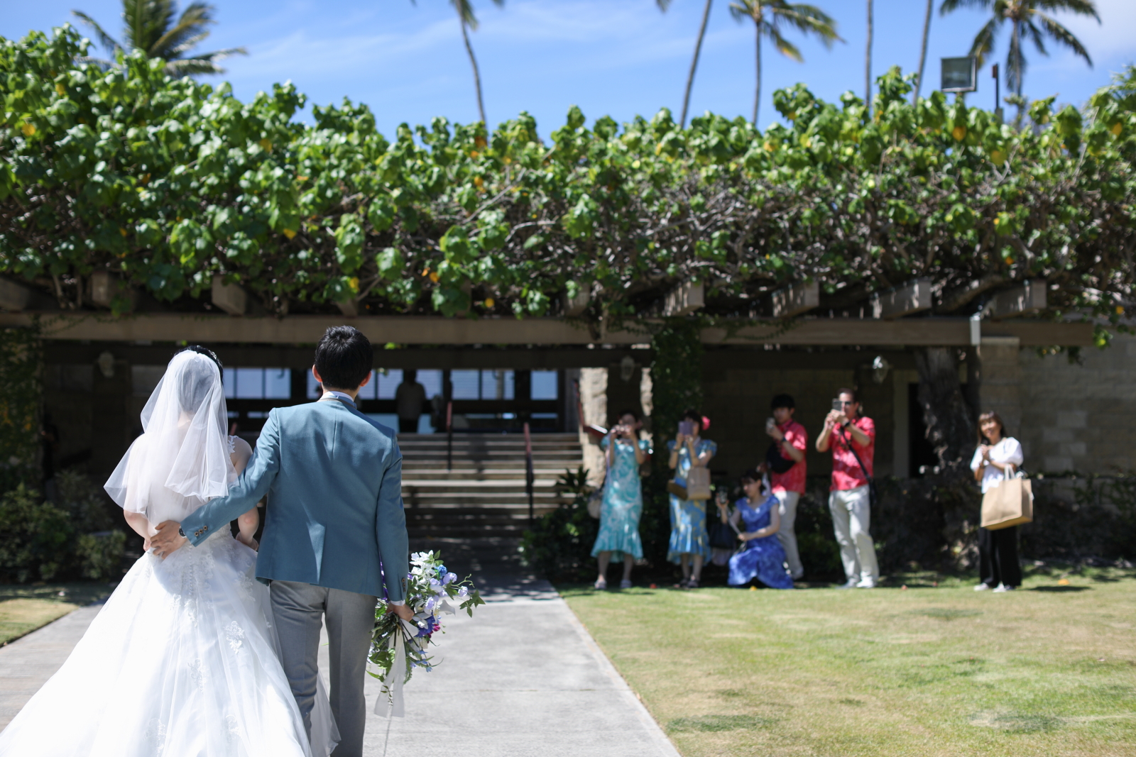 ハワイで結婚式・挙式を行っているカップルと親族