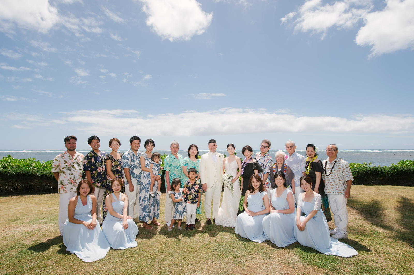 ハワイで結婚式・挙式を行っているカップルと親族